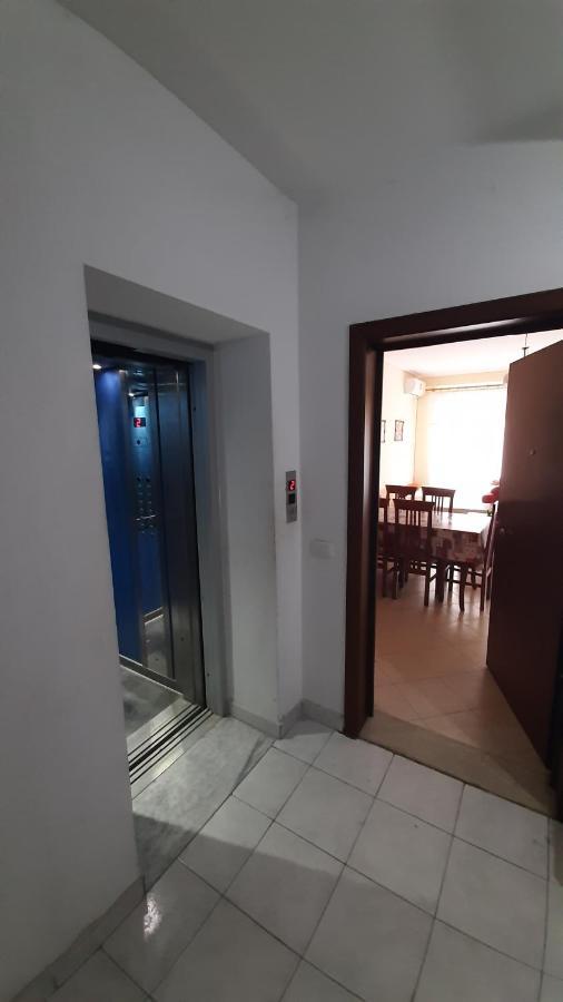 Meni'S Family Apartament Sarandë Esterno foto