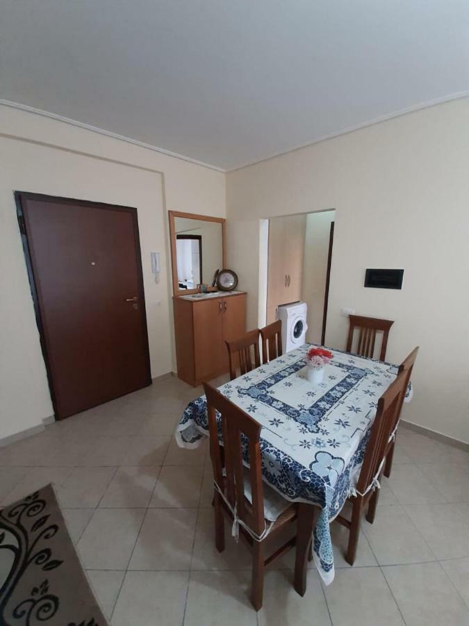 Meni'S Family Apartament Sarandë Esterno foto
